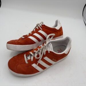 Adidas Gazelle Lifestyle Shoes (Preloved Red/Cloud White/Cloud White) size 5.5 Y